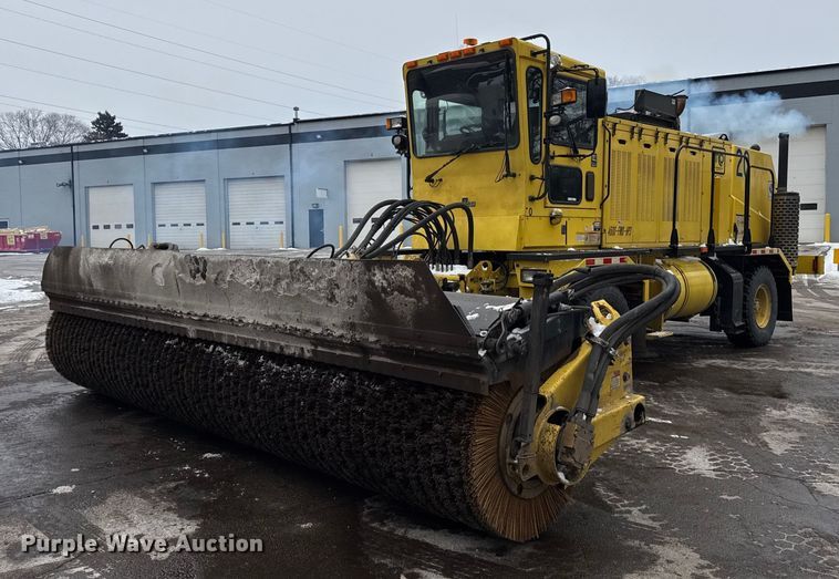 2005 MB Companies Oshkosh HB2723 street sweeper truck - DH9850