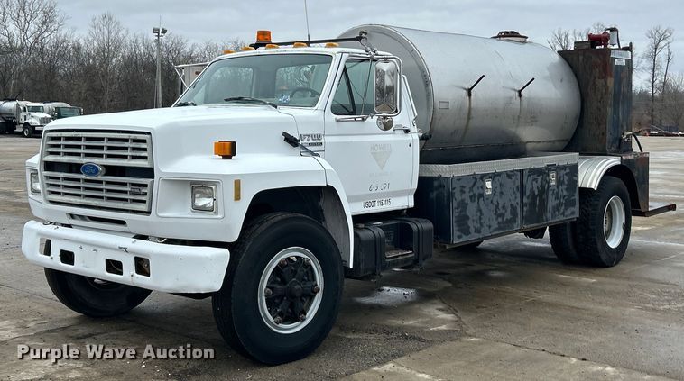 1992 Ford F700 fuel truck - EK2633