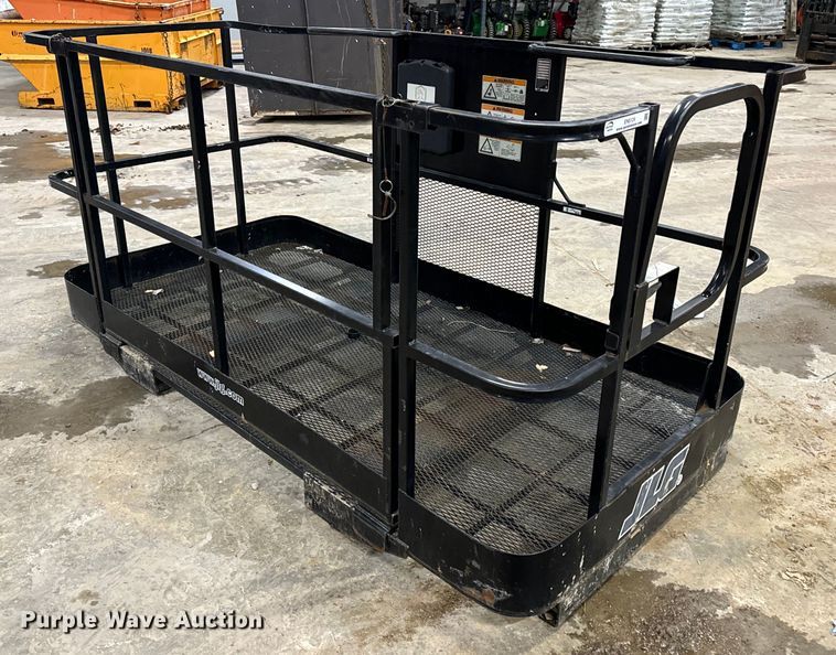 JLG 1001238653 man basket - EN5124