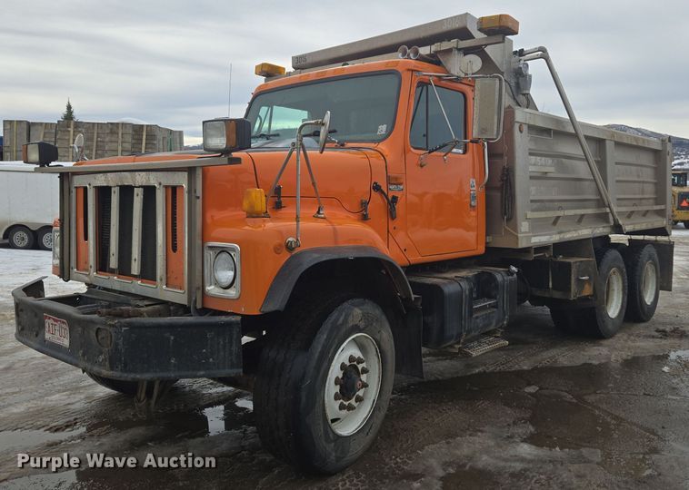 2002 International 2574 dump truck - ER5132
