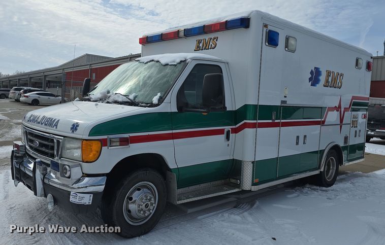 2006 Ford E450 ambulance - DO7769