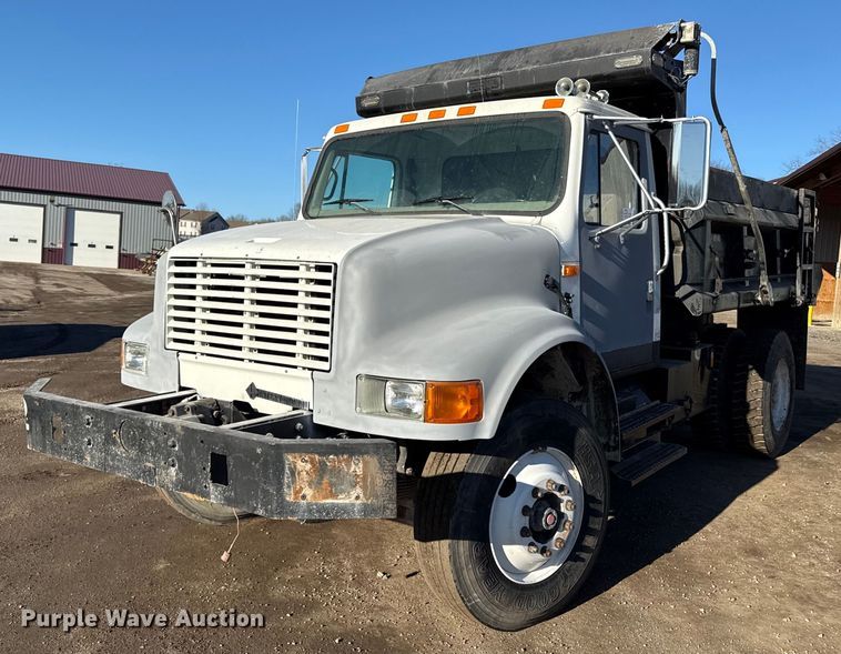 2001 International 4900 dump truck - DQ6656