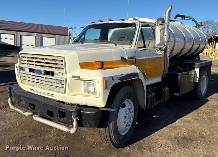 1987 Ford F700 water truck - DQ6659