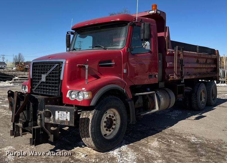2011 Volvo VHD dump truck - DT0599