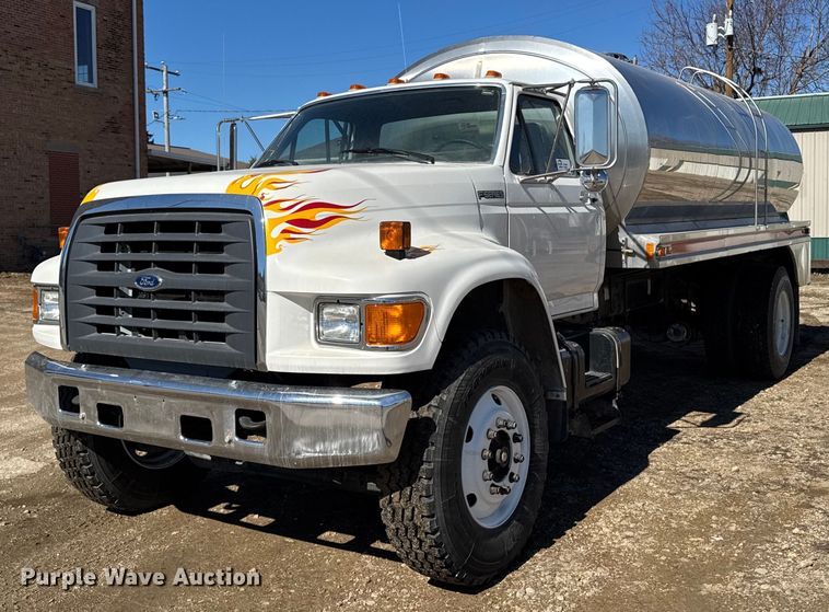 1998 Ford F700 water truck - DT0629