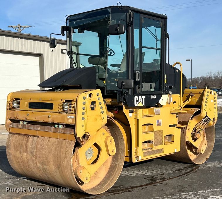 2010 Caterpillar CD54 double drum vibratory roller - EK2662