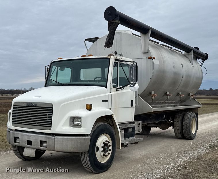 1996 Freightliner FL70 feed mixer truck - DO0384