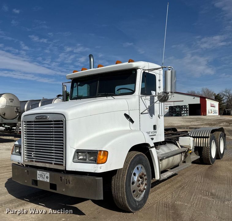 2001 Freightliner FLD truck cab and chassis - DU3317