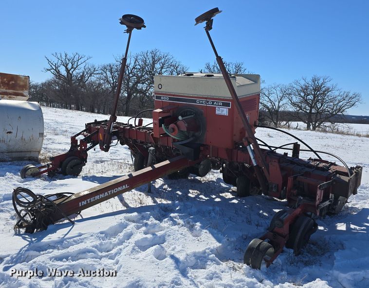 International Harvester Cyclo Air 800 planter - DW3143