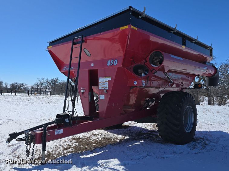 Demco 850 grain cart - DW3150