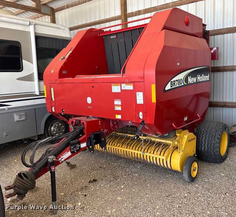 2005 New Holland BR780 round baler - NN9589
