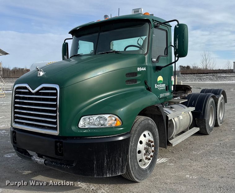 2006 Mack  CXN613 semi truck - DH9552