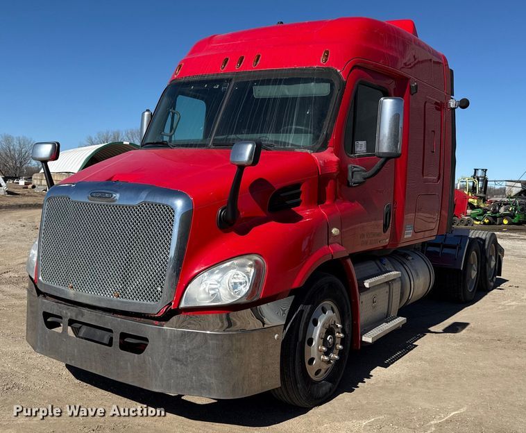 2012 Freightliner Cascadia 113 semi truck - DQ6652