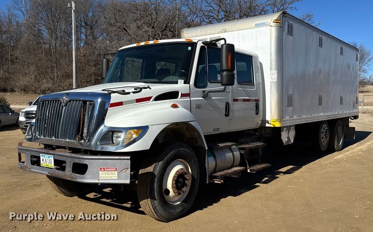 2006 International 7300 SBA box truck - DT0631