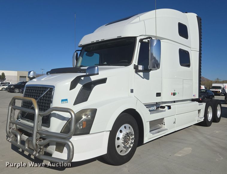2015 Volvo VN semi truck - DT7049