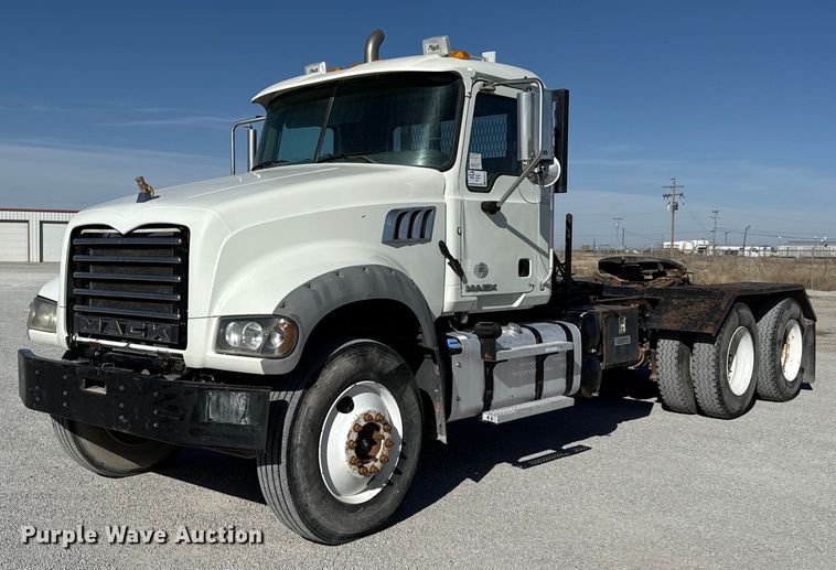 2014 Mack GU713 semi truck - ED5515