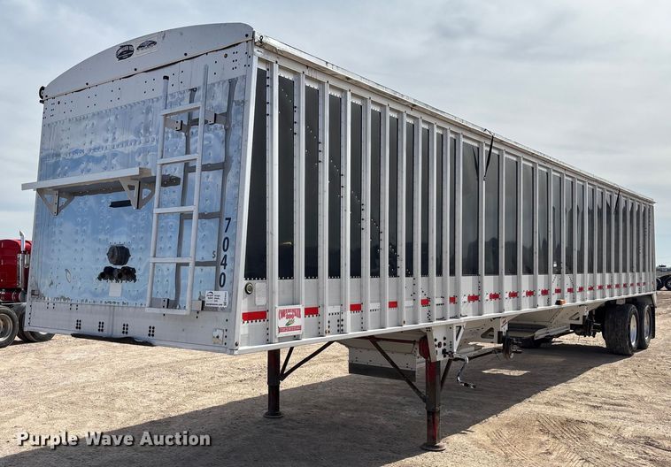 2013 Cornhusker 800 grain trailer - EE0024