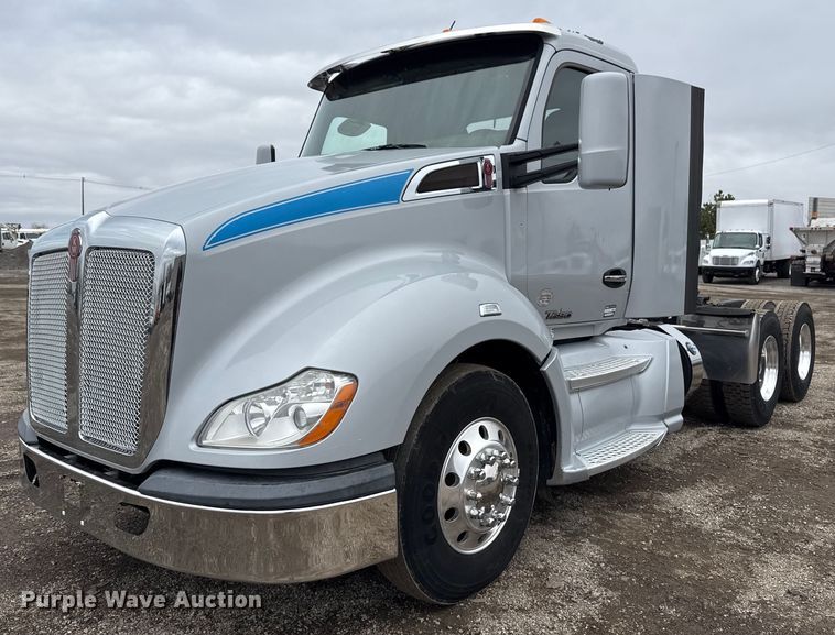 2016 Kenworth T680 semi truck - EG2543