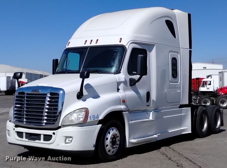 2016 Freightliner  Cascadia Evolution  semi truck - EG9895