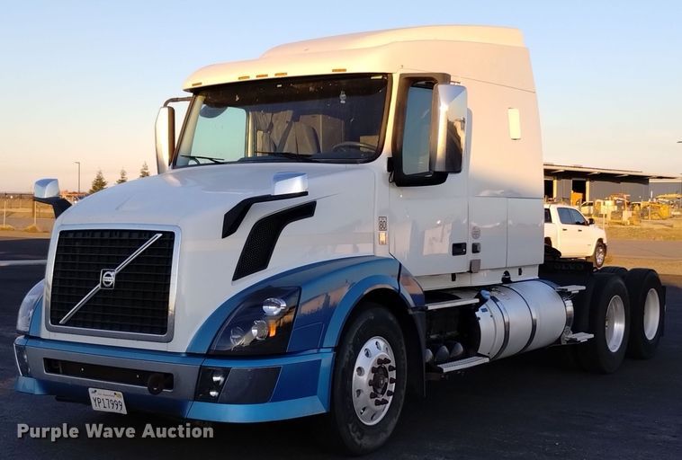 2015 Volvo semi truck - EH0132