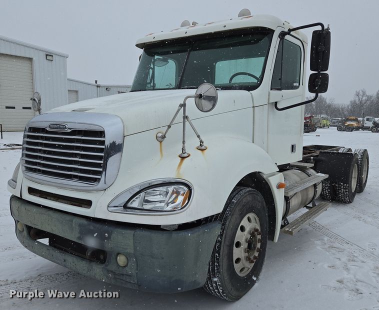 2006 Freightliner Columbia truck cab and chassis - EN5122