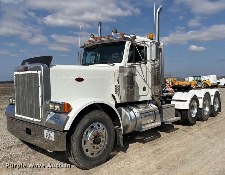 2001 Peterbilt 379 semi truck - EY9979