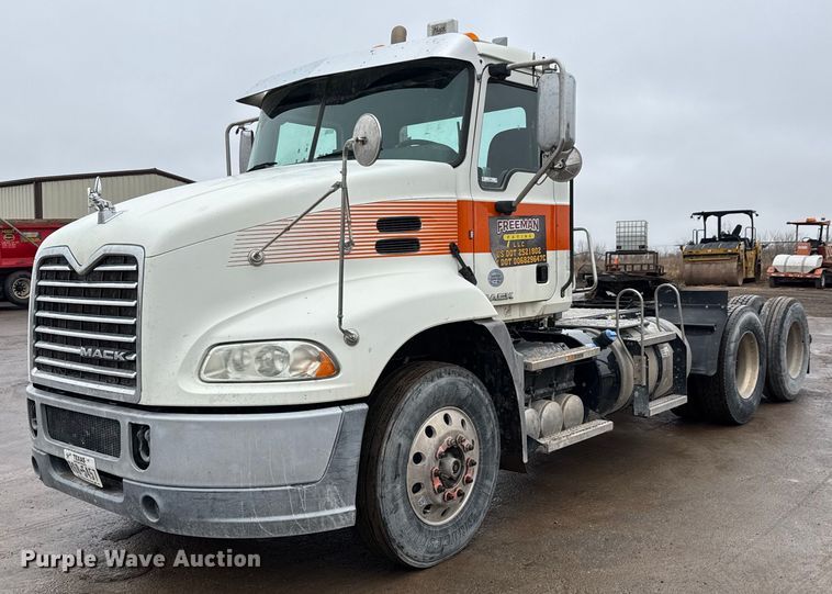 2017 Mack CXU613T semi truck - LH9490