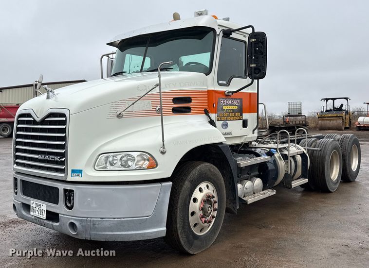 2017 Mack CXU613 semi truck - LH9491