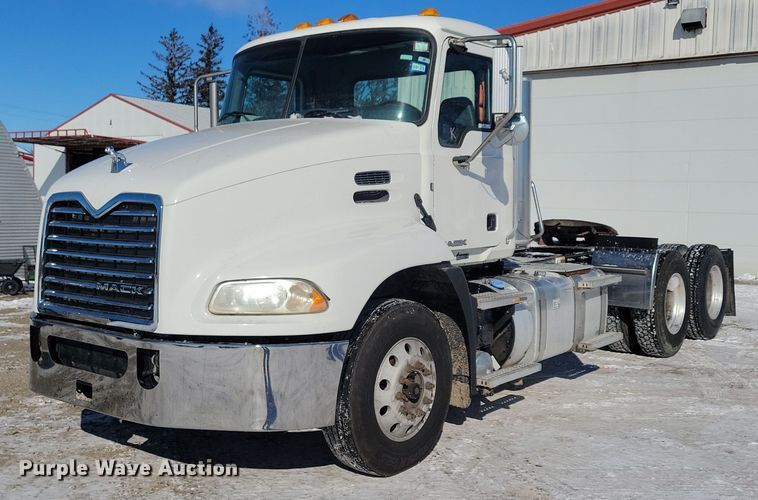 2016 Mack CXU613 semi truck - NB9835