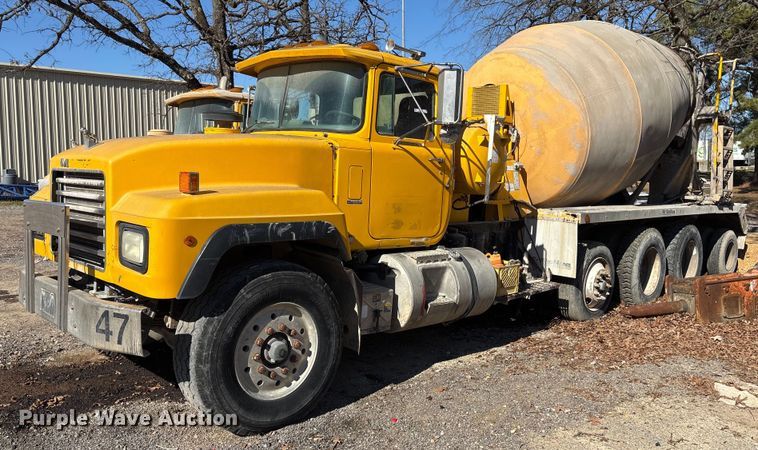 2000 Mack RD690S ready mix truck - OK9526