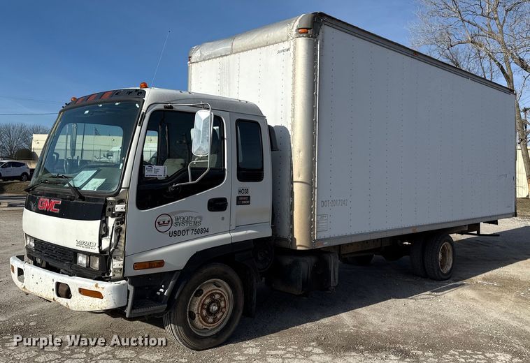 2004 GMC WT5500 box truck - DM5575