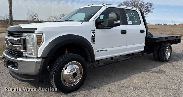 2017 Ford F450 Super Duty Crew Cab flatbed truck - DM5591