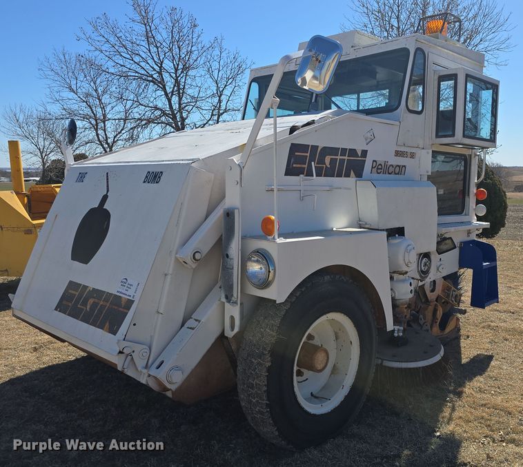 1992 Elgin Pelican Series SE street sweeper - DO7796