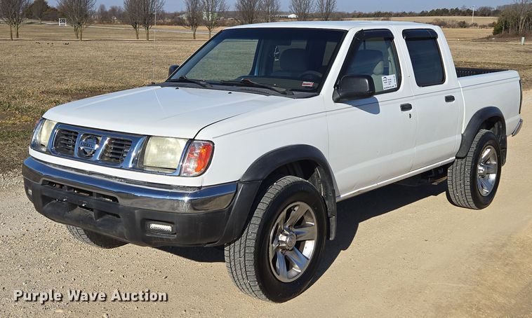 2000 Nissan Frontier Crew Cab pickup truck - DP6195