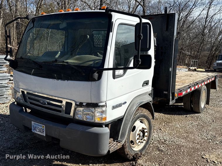 2006 Ford LCF flatbed truck - DQ6653