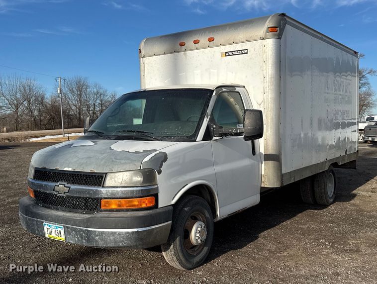 2010 Chevrolet Express box truck - DT0613