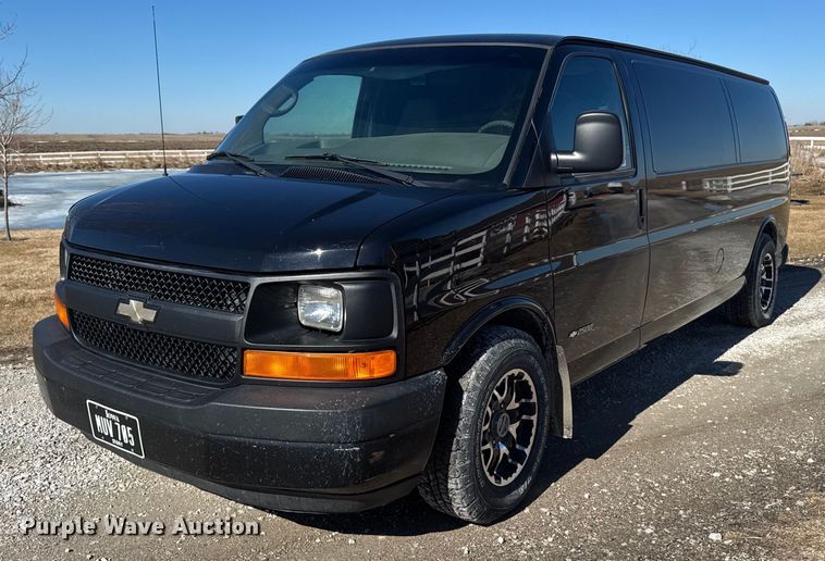 2004 Chevrolet Express 2500 carpet cleaning van - DT0627