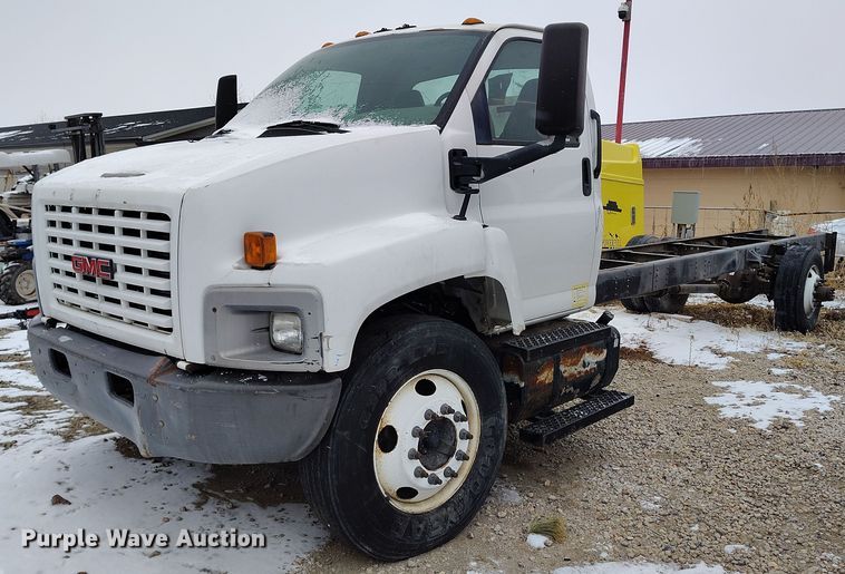 2004 GMC C7500 truck cab and chassis - DV6695