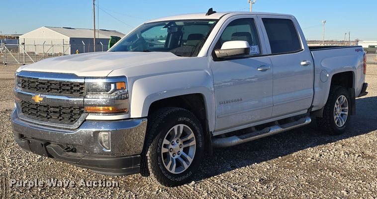 2018 Chevrolet Silverado 1500 Crew Cab pickup truck - DW3166