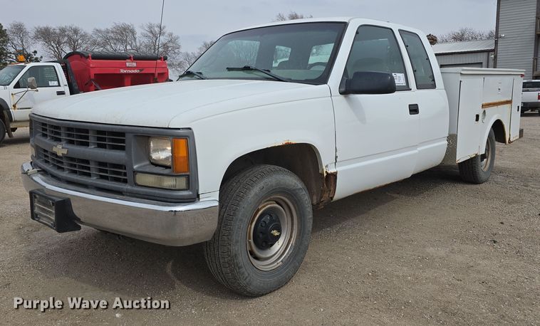 2000 Chevrolet C2500 Ext. Cab utility bed pickup truck - DW3176
