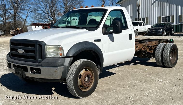 2006 Ford F450 Super Duty truck cab and chassis - EK2710