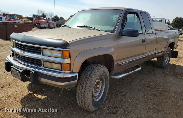 1996 Chevrolet  K2500 Ext. Cab pickup truck - NB9875