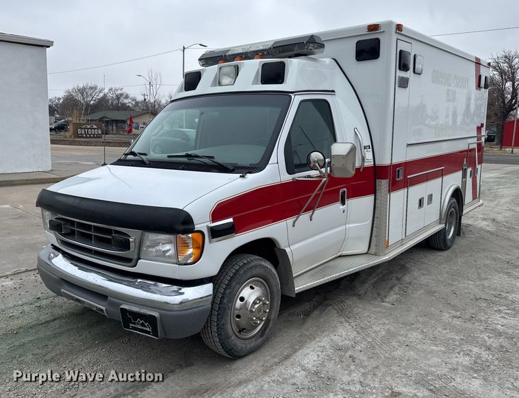 2002 Ford E350 ambulance - NN9643