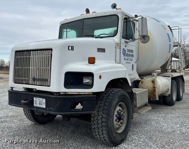 1999 International Paystar 5000 ready mix truck - DH9840