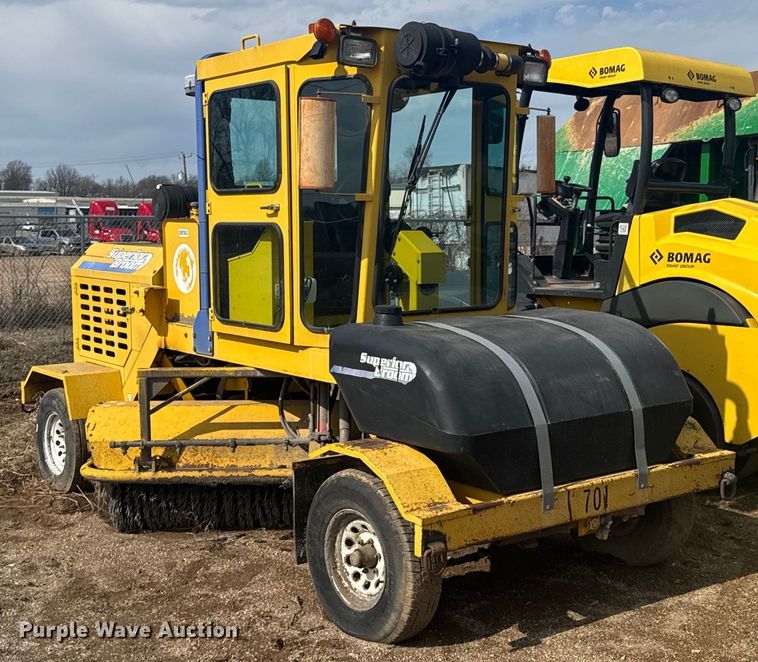 2010 Superior Broom DT80CT broom - DO0423