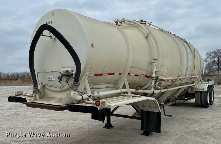 1974 Butler pneumatic dry bulk trailer - DQ6630