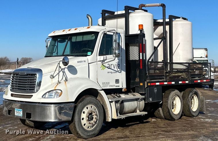 2007 Freightliner  Columbia flatbed truck with mud mixing system - DV0612