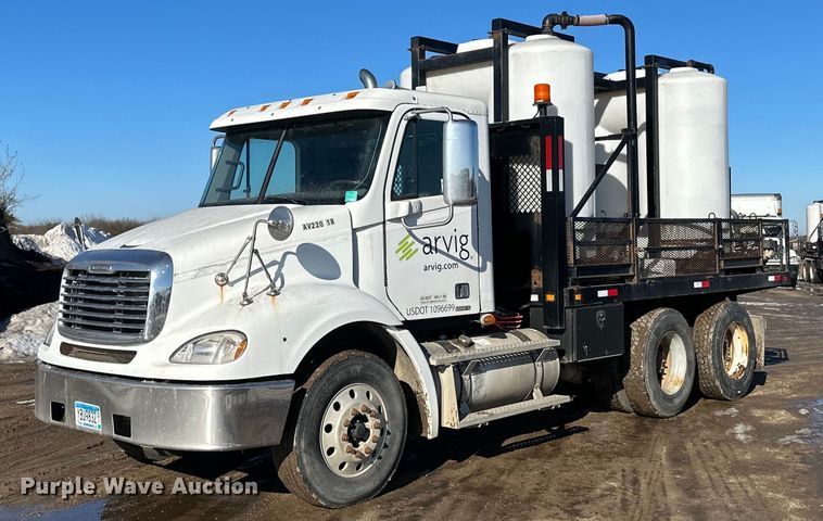 2007 Freightliner  Cascadia flatbed truck with mud mixing system - DV0613