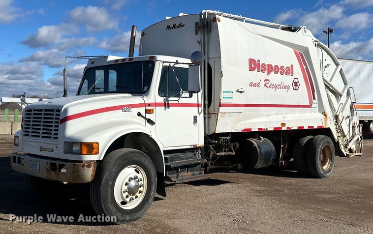 2001 International  4700 refuse truck - DV0624