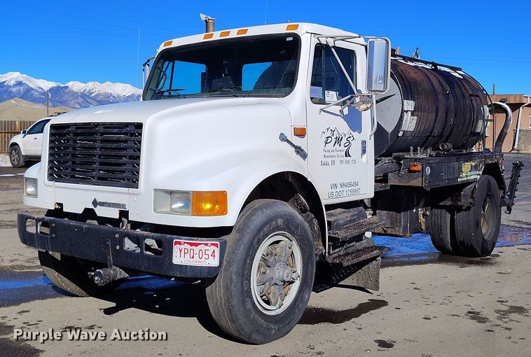 1992 International 4900 oil distributor truck - DV6711